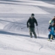 Familie beim Skifahren auf dem Rossfeld in Berchtesgaden